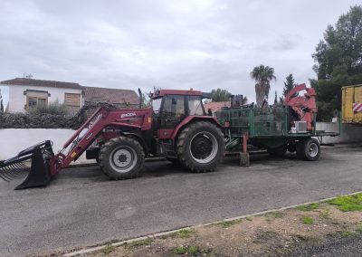 Tractor forestal con remolque y astilladora de troncos para produccion de biomasa